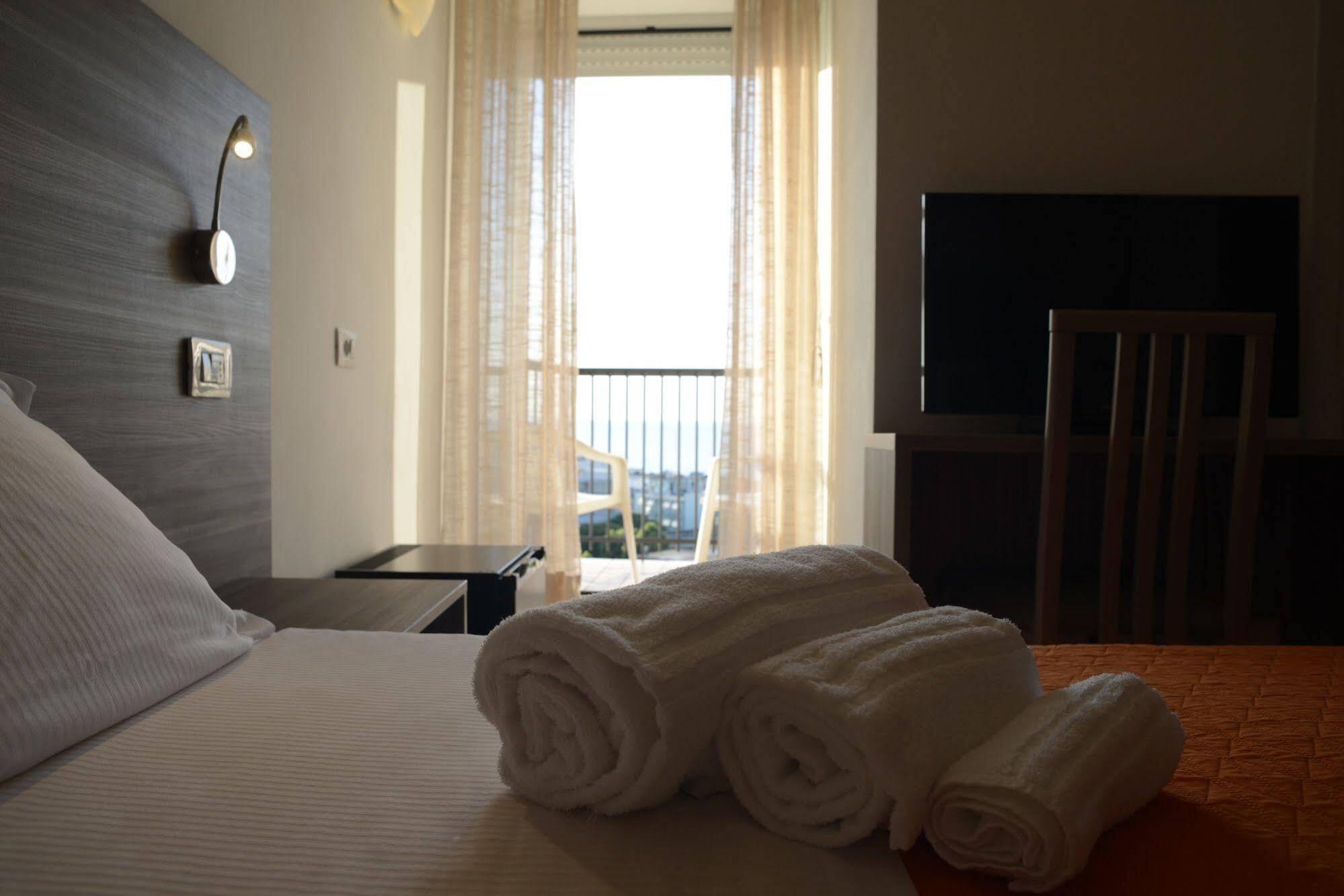 Hotel Madison Gabicce Mare Buitenkant foto